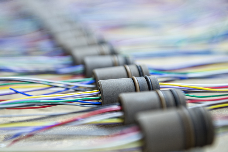 从精确的绕组和巧妙的复杂的连接方法到精密制造和安装电缆组件